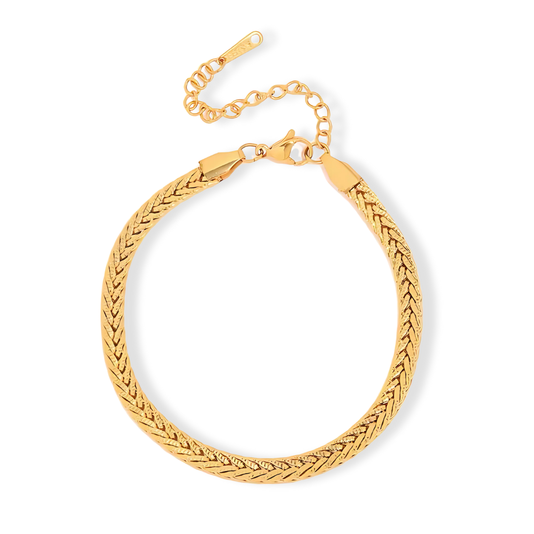 Elegant gold bracelet with a fishtail braid design. Crafted from 316L stainless steel, hypoallergenic, and resistant to tarnish. A timeless, radiant piece.