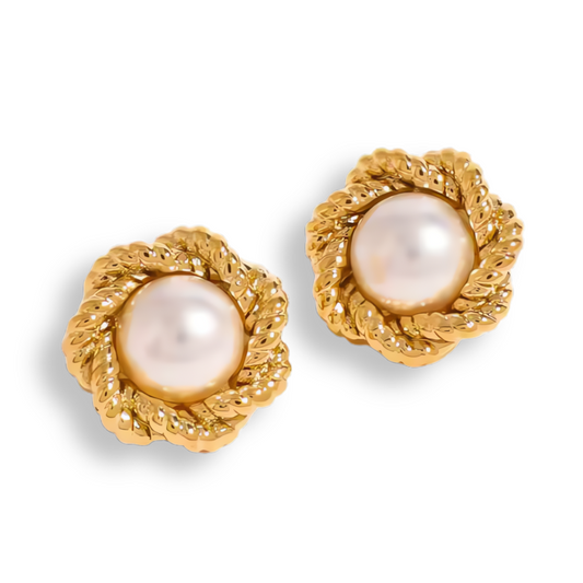 Floral gold-plated earrings with luminous central pearls – Pearl Bloom design.